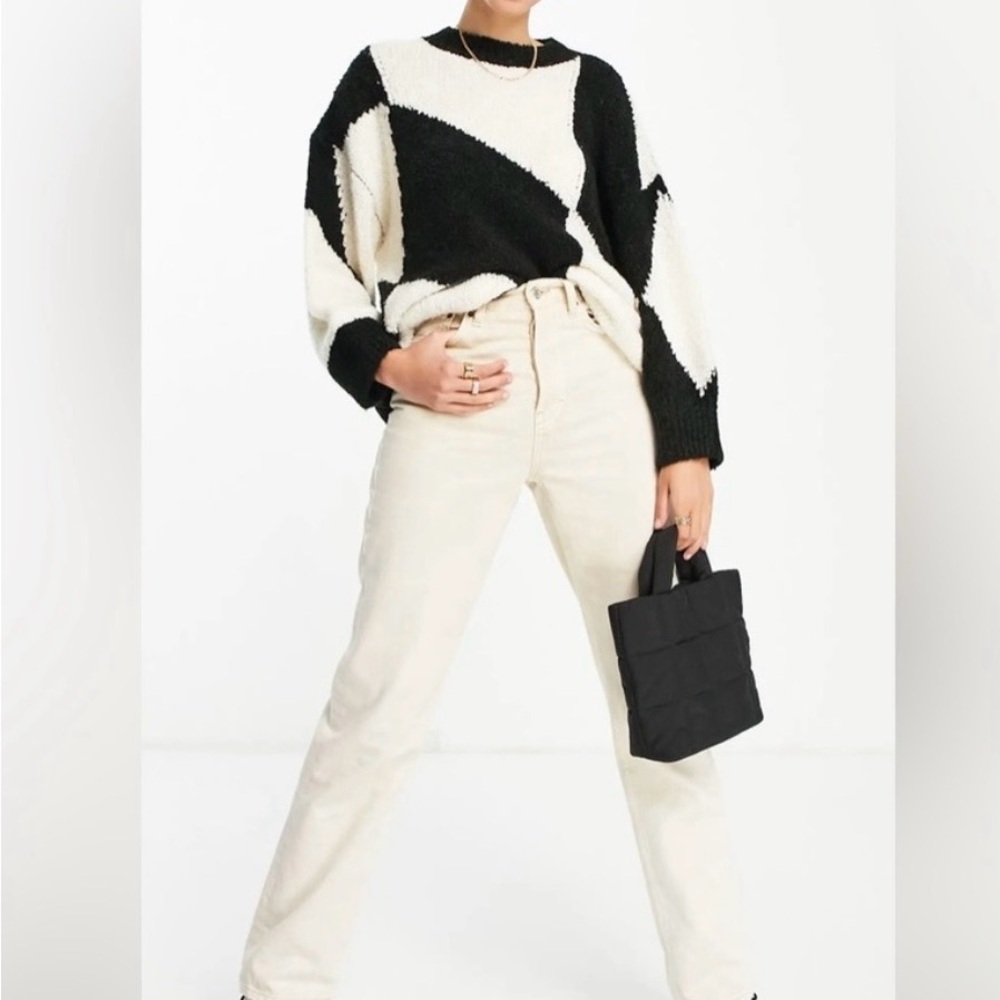 Topshop Sweater
Black and white 3/4 sleeves